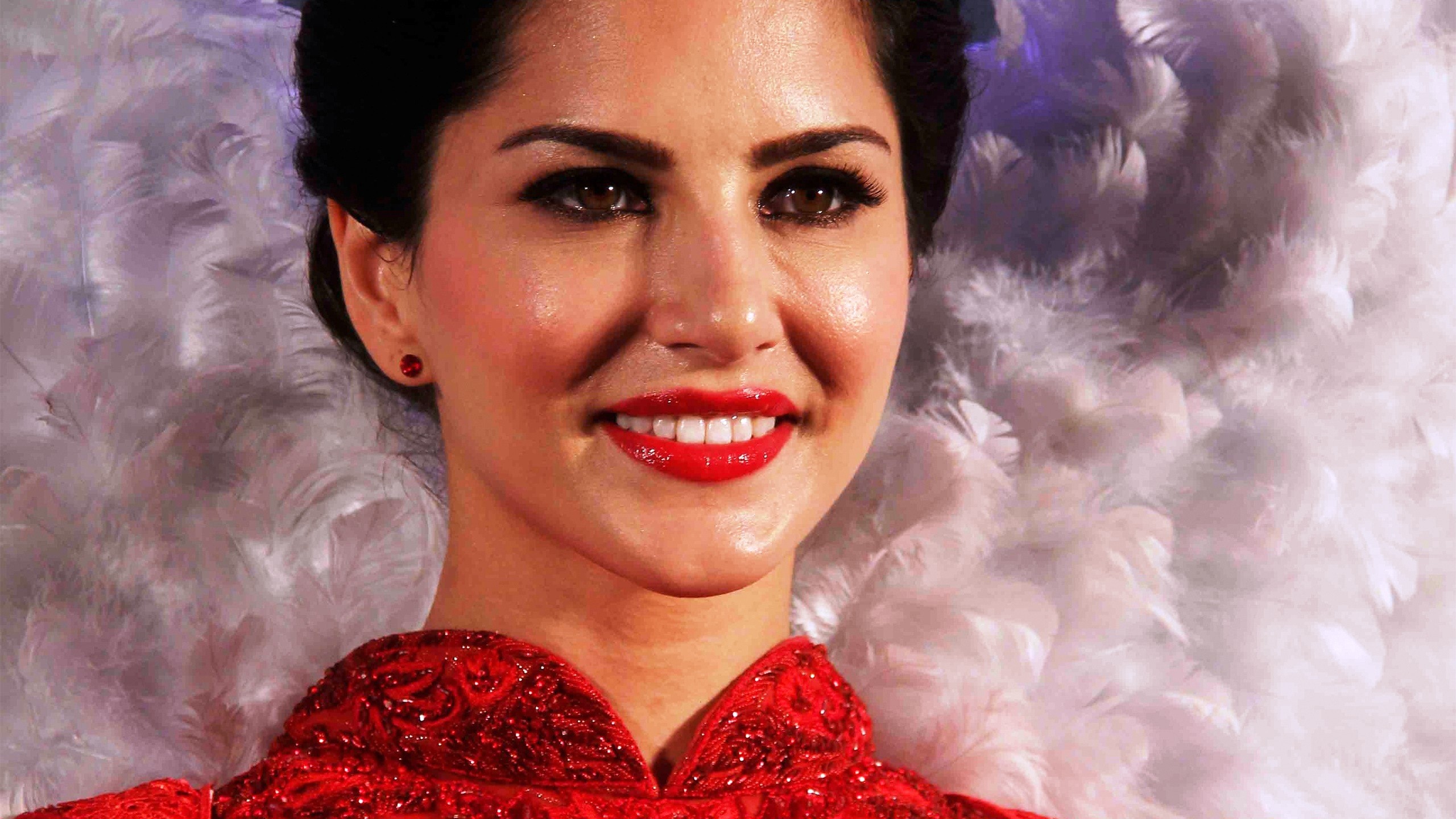 Beautiful Sunny Leone In Red Lips And Dress With Cute - 1080p Hd Wallpapers Of Sunny Leone - HD Wallpaper 