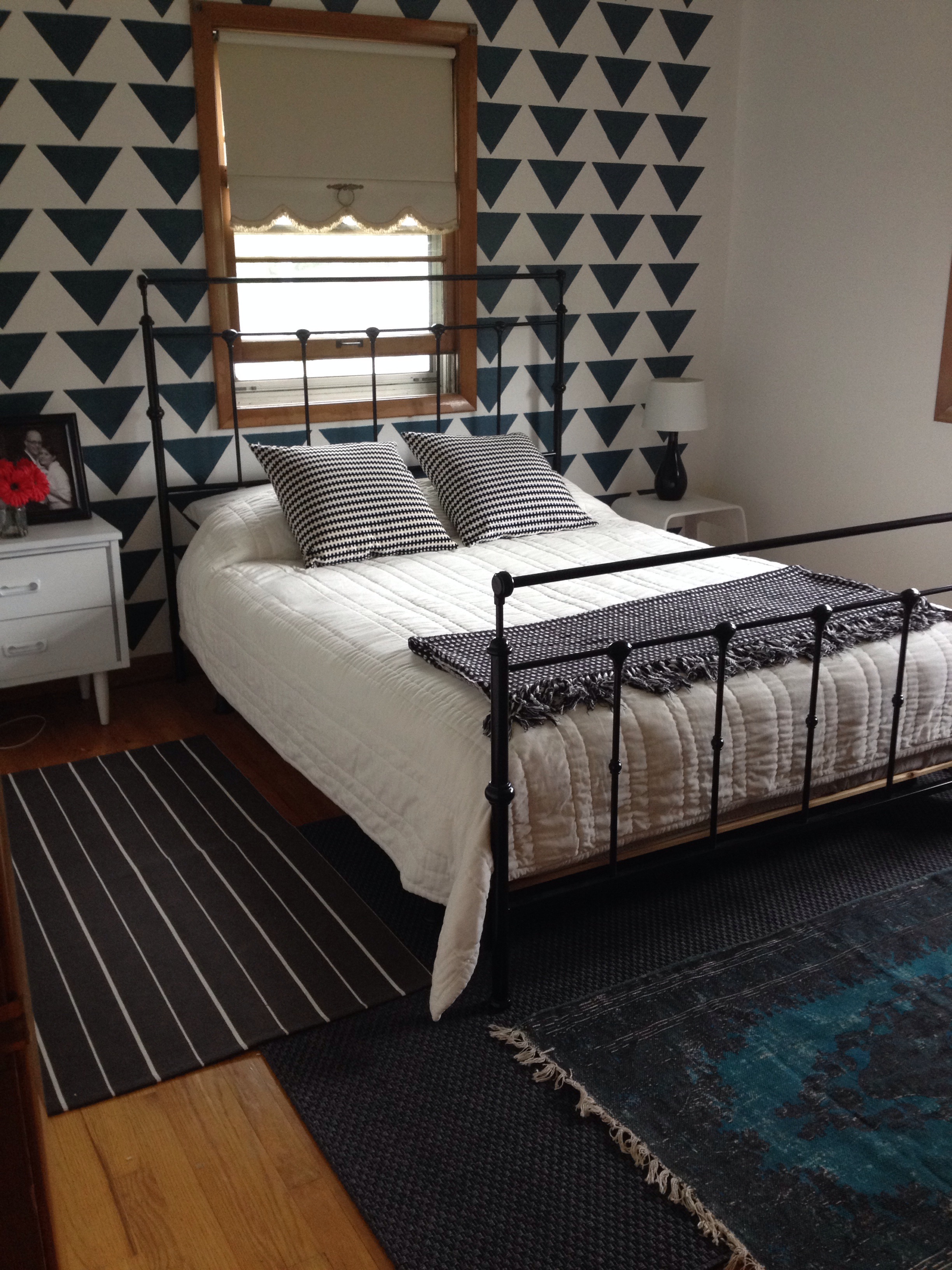 Triangle Pattern Painting On Wall - HD Wallpaper 