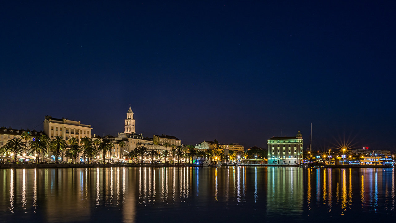 Split Screen Wallpaper - City Of Split At Night - HD Wallpaper 