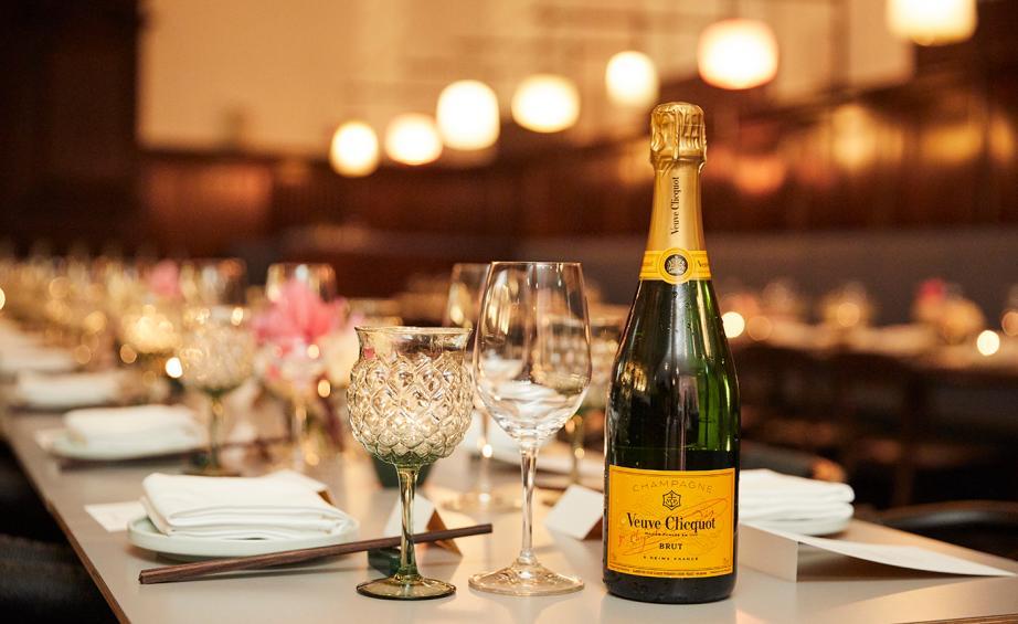 Veuve Clicquot Champagne At The Design Awards Dinner - Veuve Clicquot Champagne Toast - HD Wallpaper 
