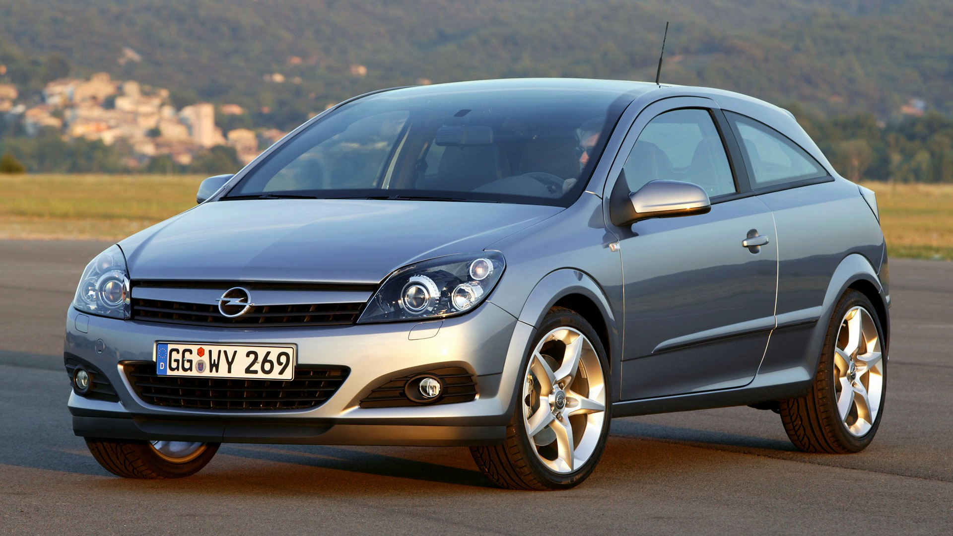 Почему на машине опель. Opel Astra h GTC. Opel Astra 2005. Opel Astra GTC 2007. Opel Astra GTC 2005.