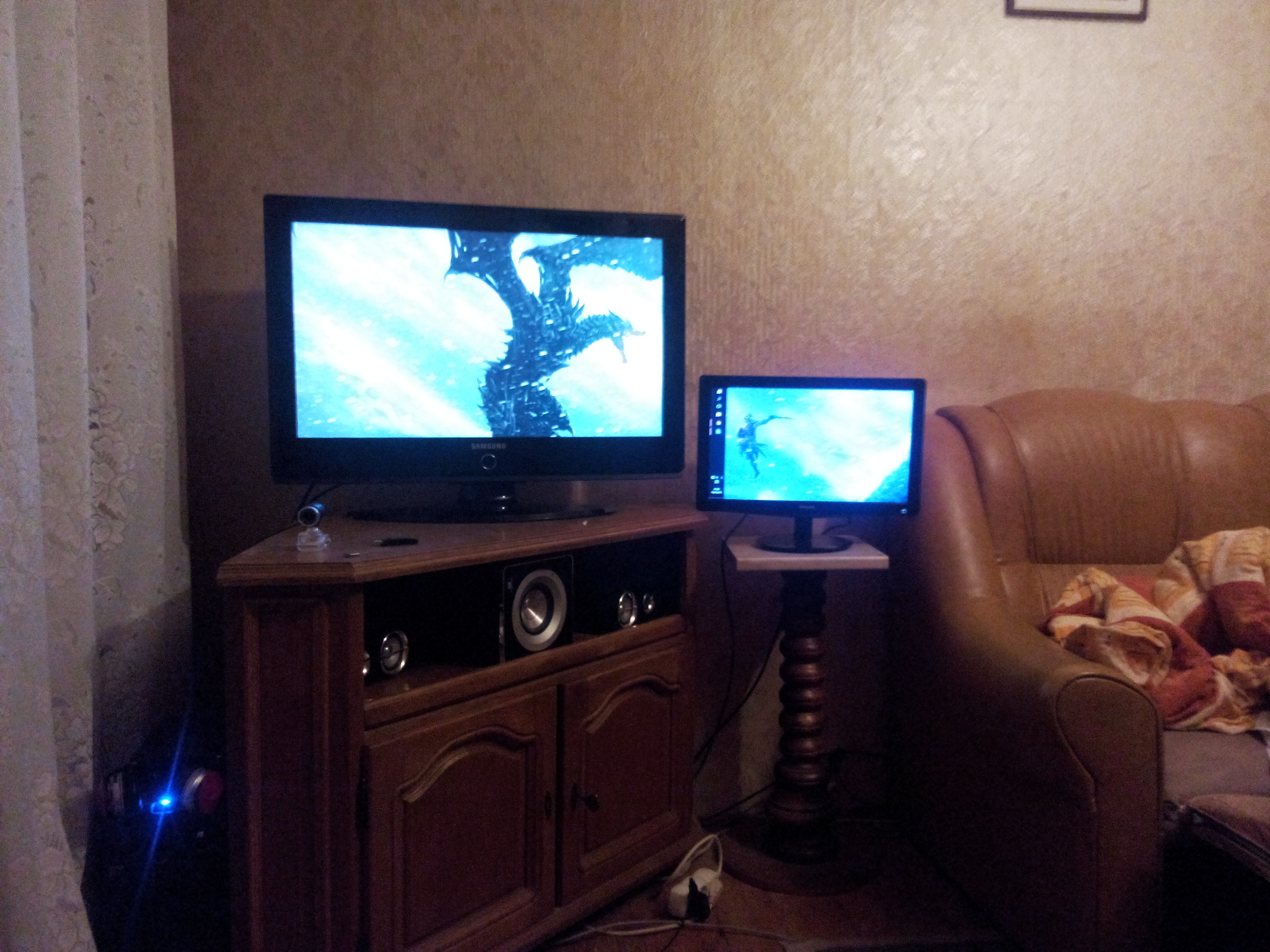 Having Two Screens Of Greatly Different Sizes Makes - HD Wallpaper 