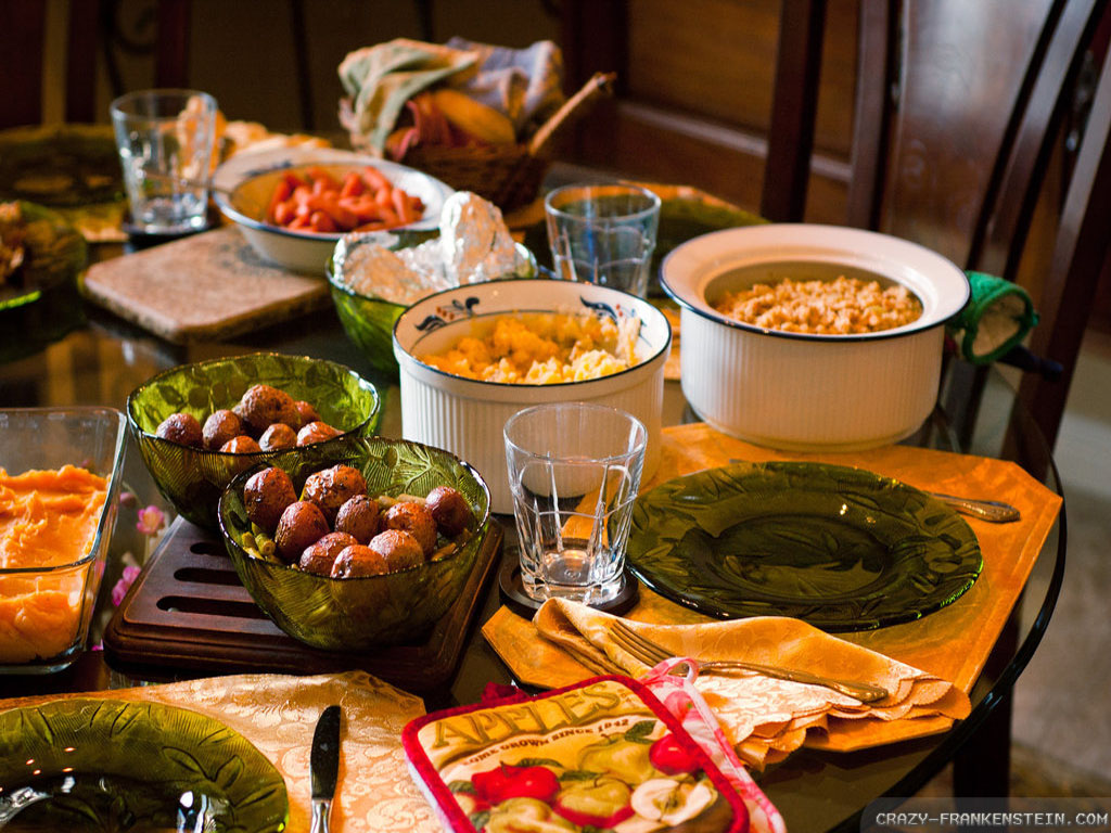Family Dinner Table Food - HD Wallpaper 