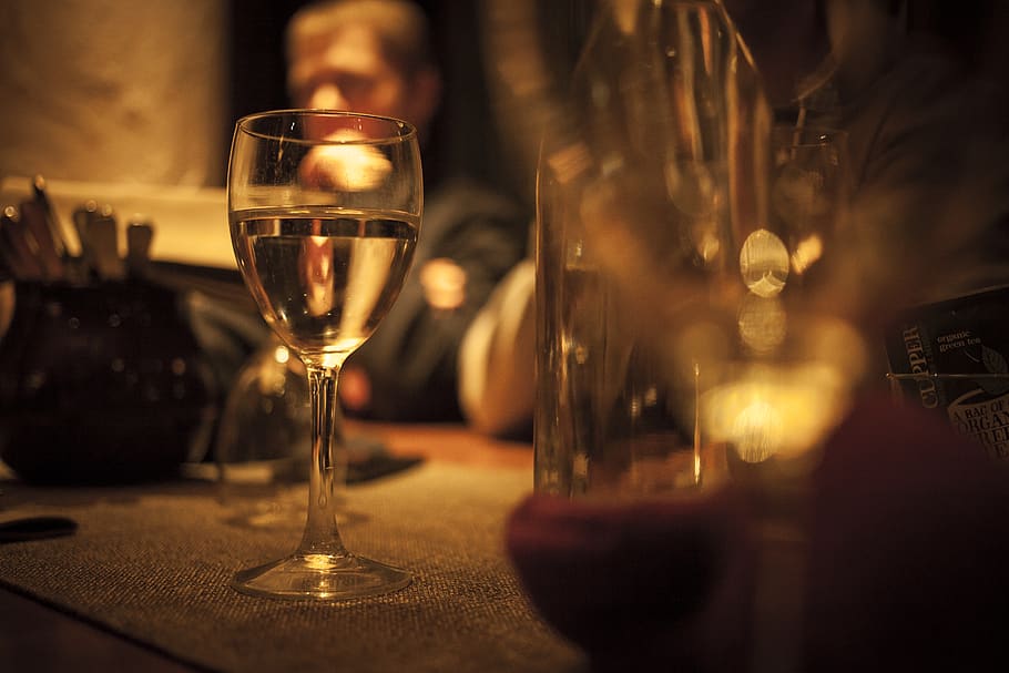 Restaurant, Wine, Glass, Table, Dinner, Bokeh, Cup, - Wine Glass On Restaurant Table - HD Wallpaper 
