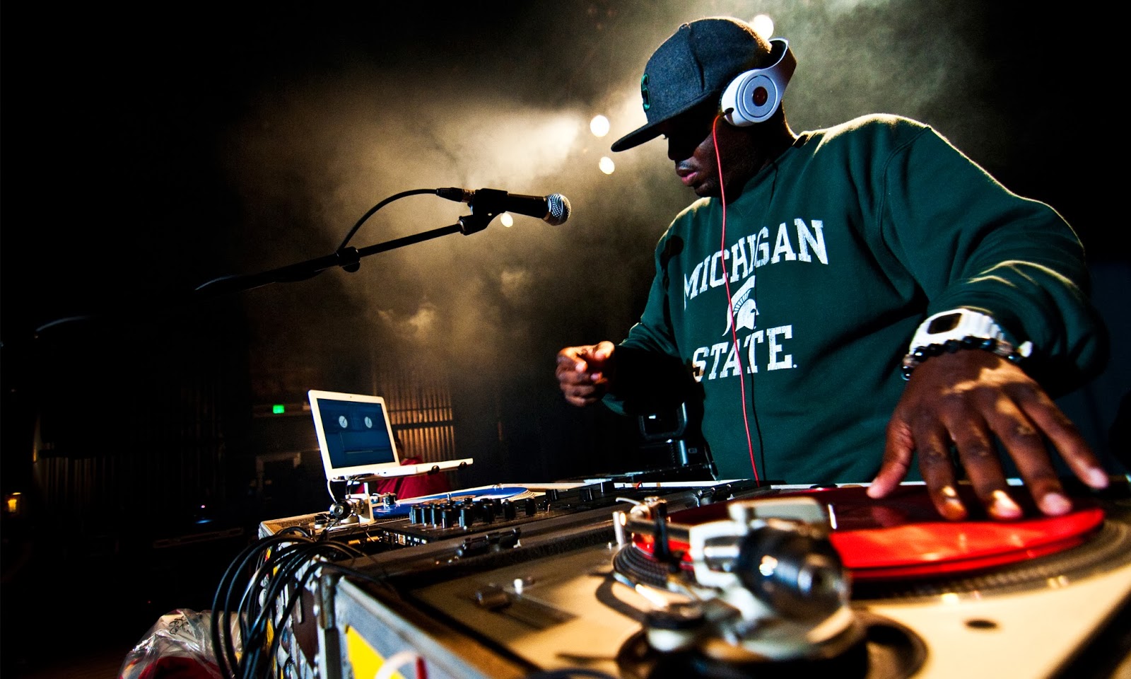 Dj In Headphones Man - HD Wallpaper 