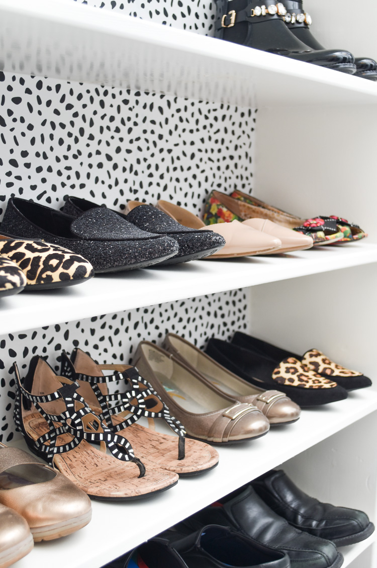Shoes Beautifully Organized In A Master Bedroom Closet - Slip-on Shoe - HD Wallpaper 