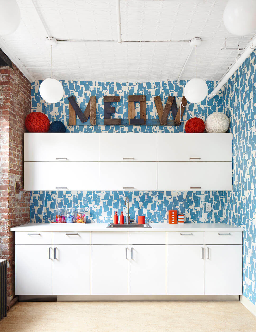 Emily Henderson Cat Shelter - Sissy And Marley My House - HD Wallpaper 