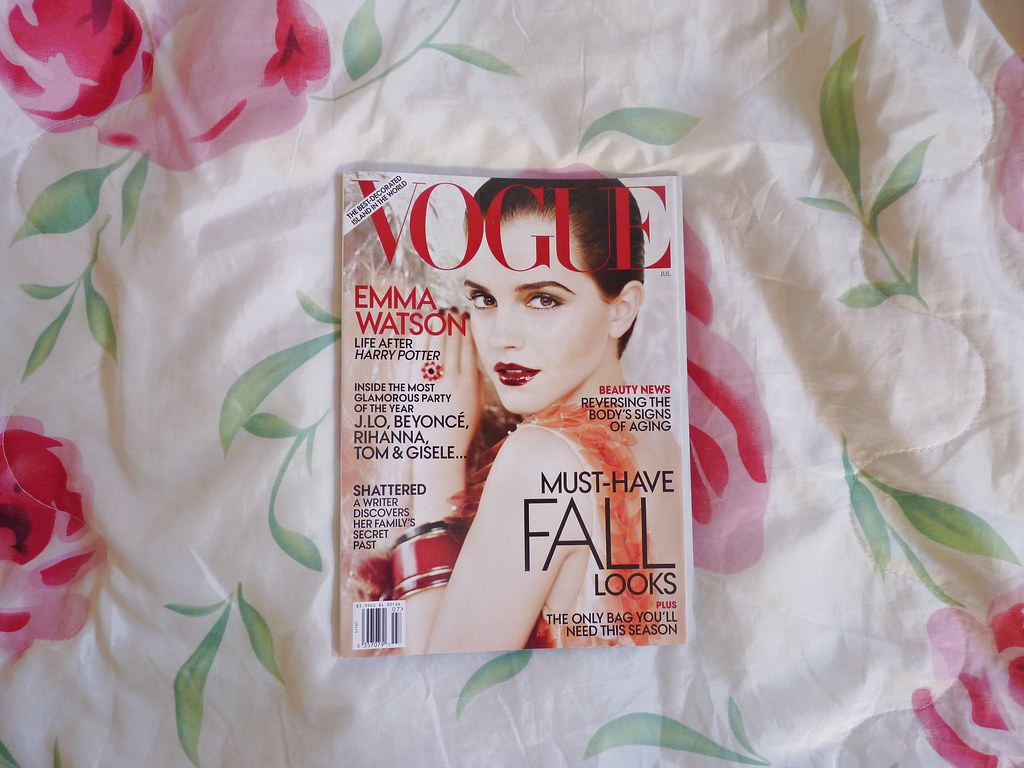 Emma Watson Vogue Cover 2011 - HD Wallpaper 