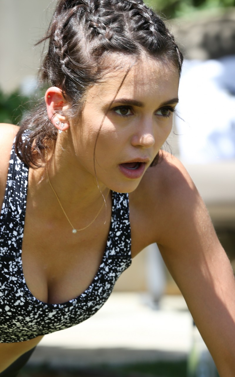 Nina Dobrev Egerie Reebok - HD Wallpaper 