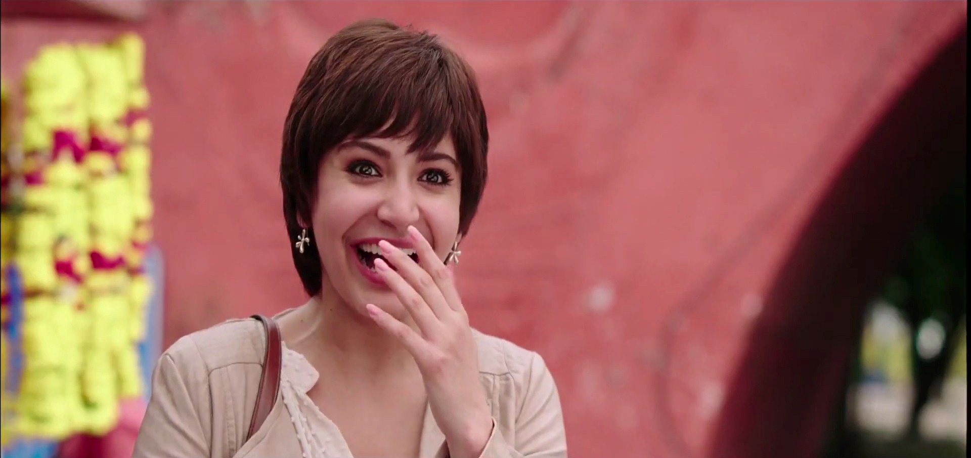Anushka Sharma With New Hair Style In Upcoming Bollywood - Pk Anushka Sharma Gif - HD Wallpaper 