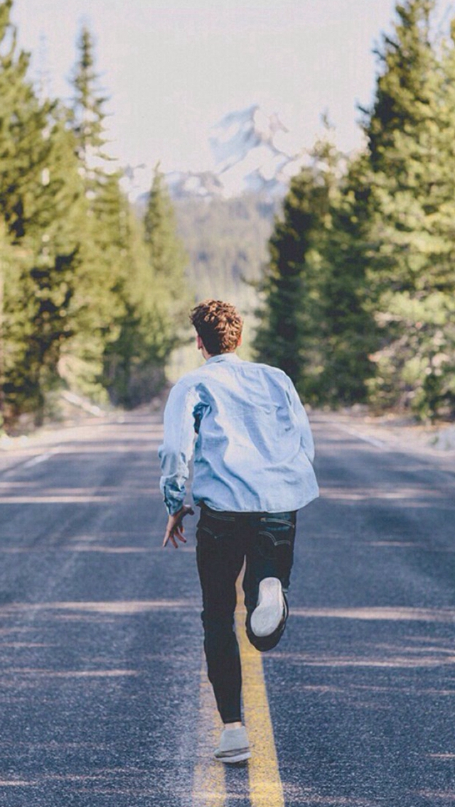 Handsome Young Man Running Street Iphone Wallpaper - ابتسم ولا تنظر للخلف ابدا - HD Wallpaper 