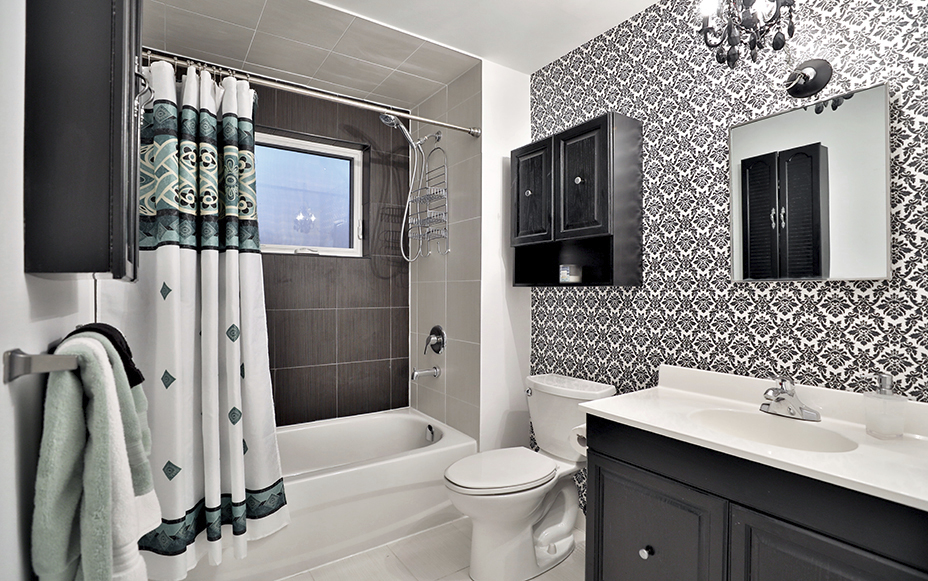 All Black And White Bathroom With Patterned Wallpaper - Masculine Wallpaper In Bathroom - HD Wallpaper 