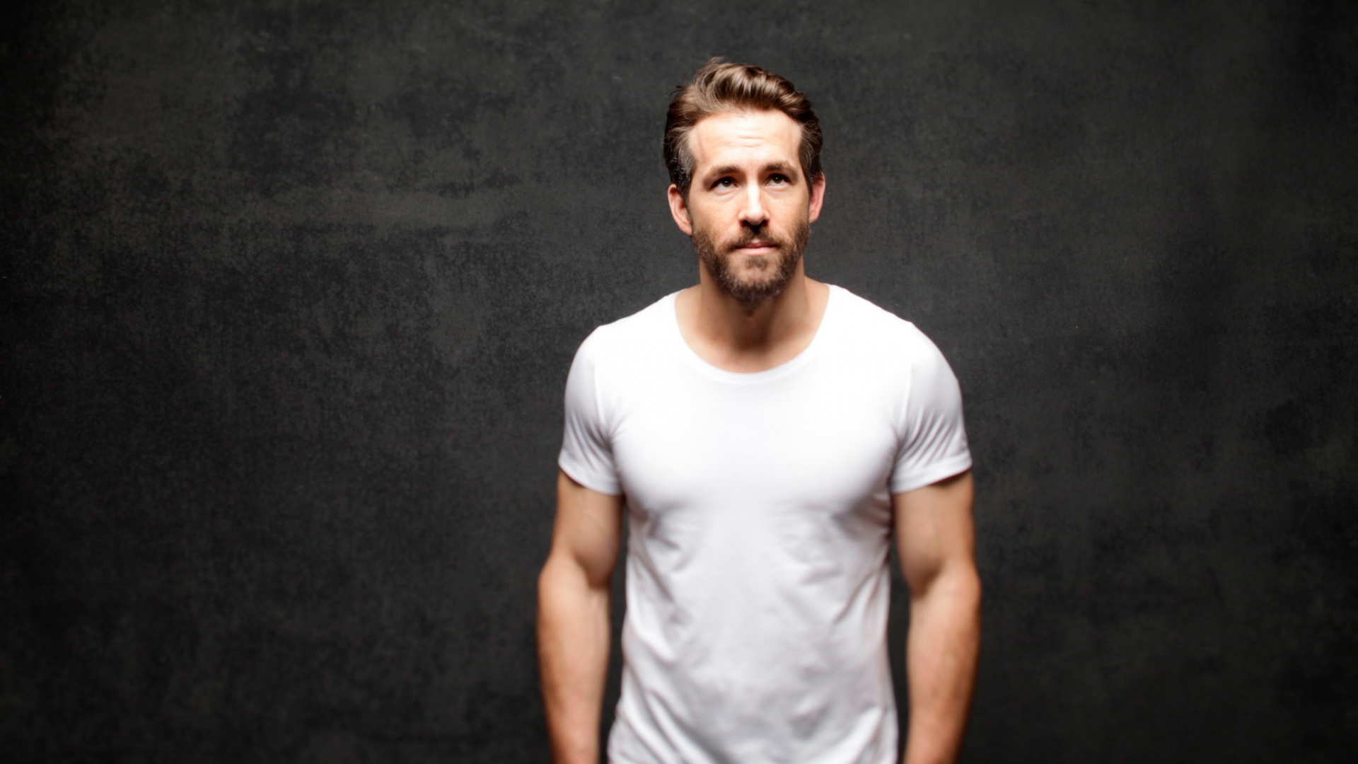 Wallpaper Ryan Reynolds Muscles T-shirt Handsome - Ryan Reynolds Jake Gyllenhaal Life Movie - HD Wallpaper 
