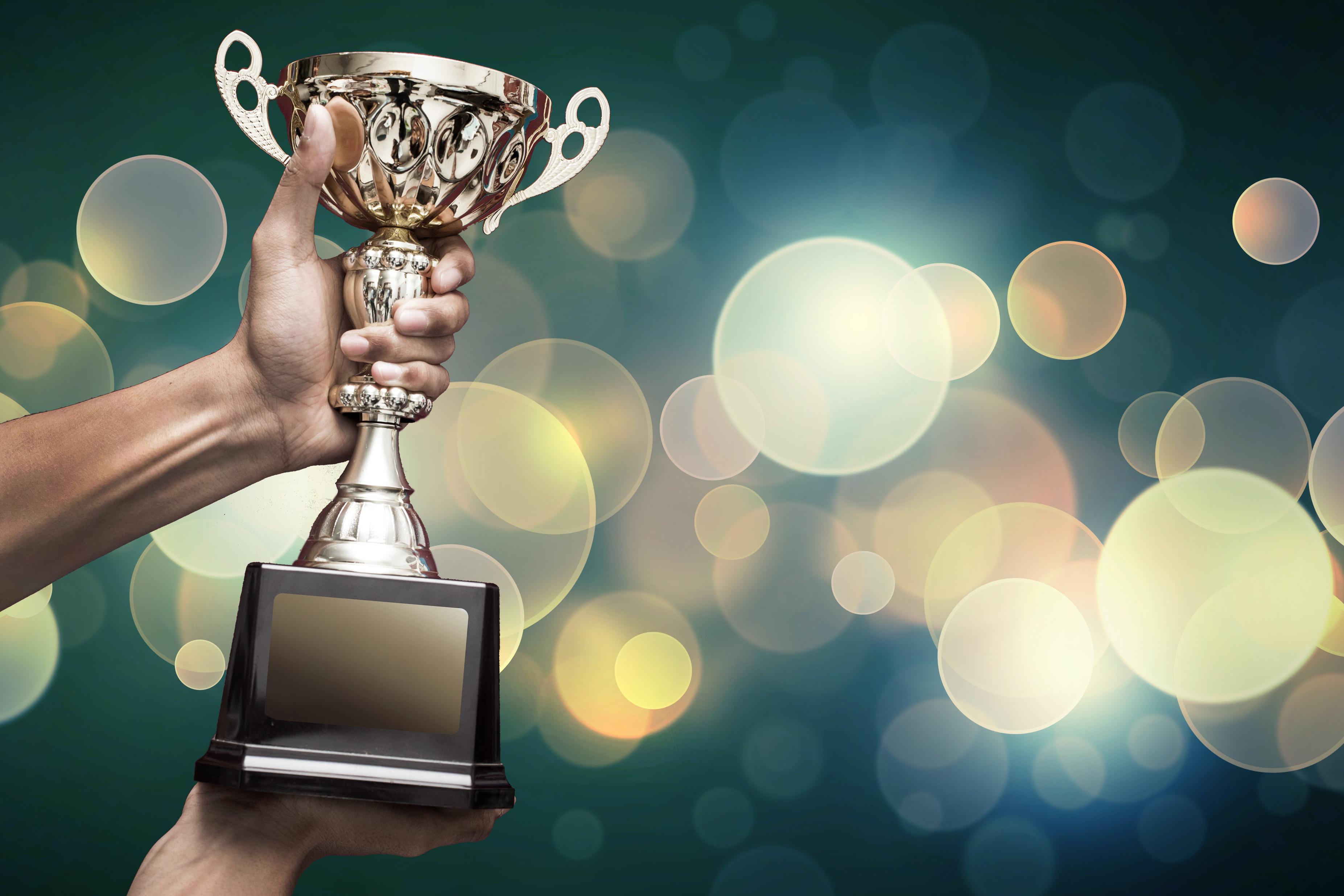 Hand Holding Trophy - HD Wallpaper 