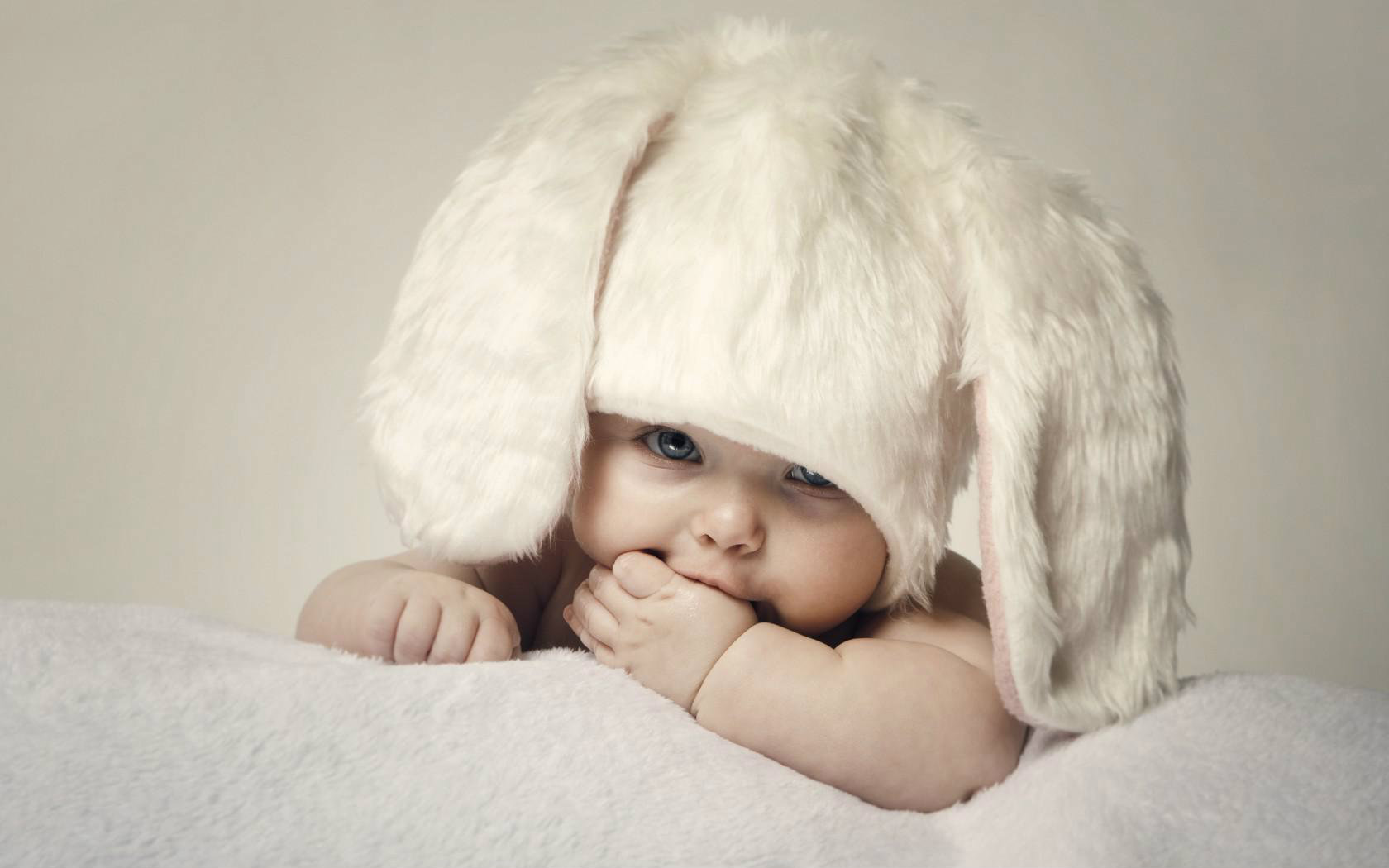 Cute Baby Boy Wallpapers For Desktop Baby Wall - Baby With Bunny Ears - HD Wallpaper 