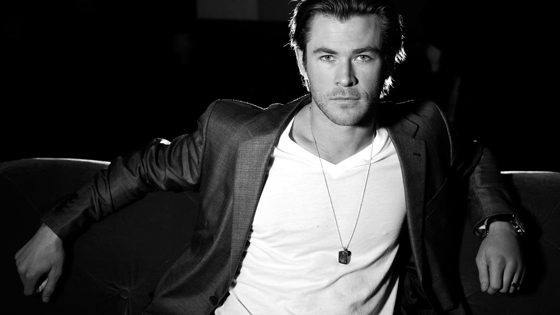 Wallpaper Chris Hemsworth Thor Suit Actor Handsome - Chris Hemsworth New Hd - HD Wallpaper 