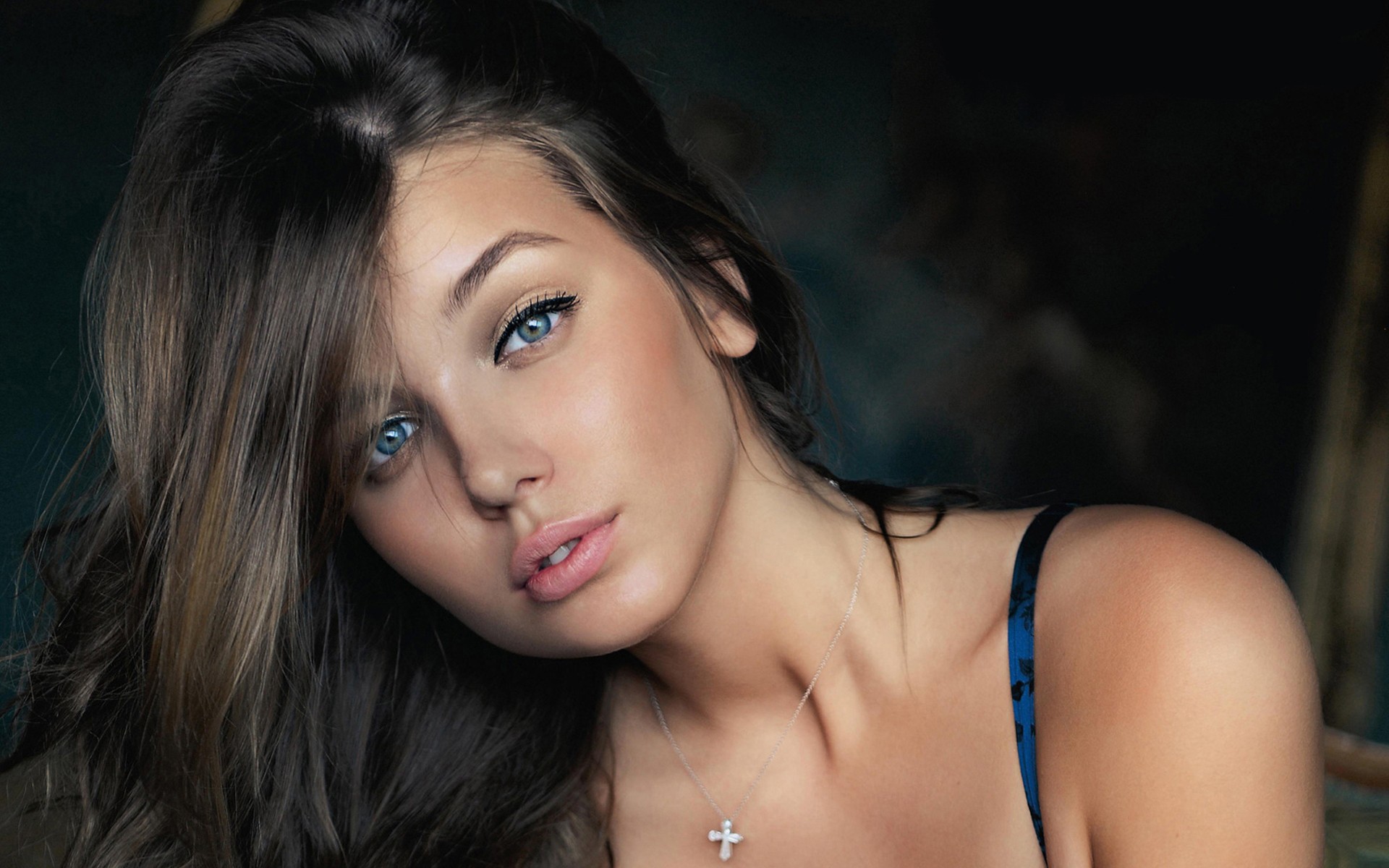 Wallpaper - Cute Women Blue Eyes - HD Wallpaper 