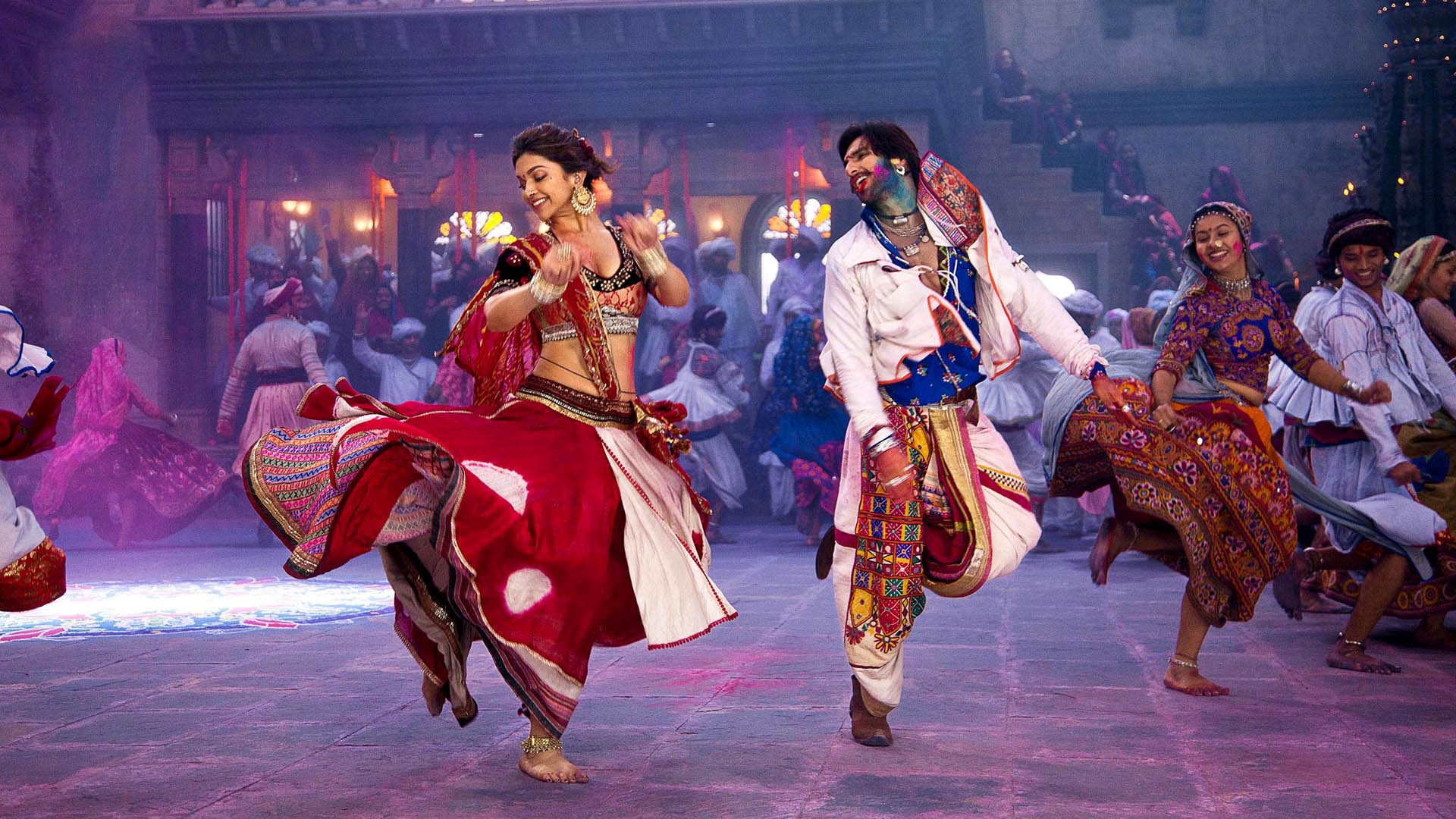 Deepika And Ranveer Dancing In Ram Leela Wallpaper - Indian Bollywood Dance - HD Wallpaper 