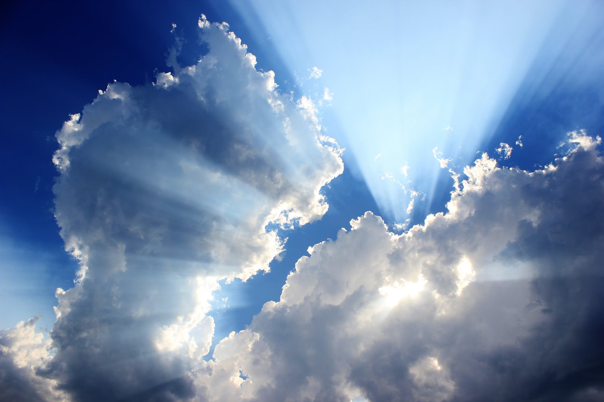 Clouds With Sun Rays Hd - HD Wallpaper 