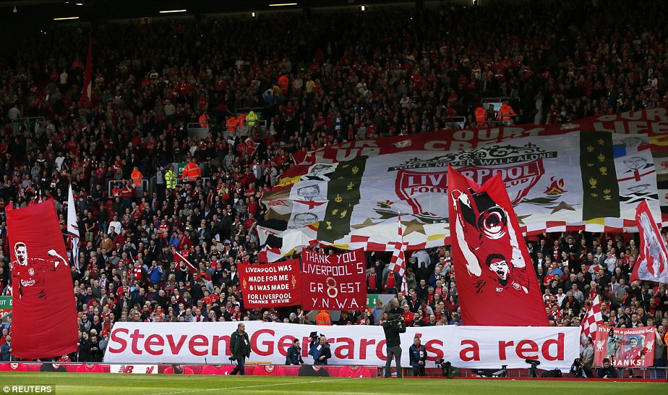 Liverpool Fans Hold Aloft Their Banners And Signs To - Liverpool Fc Kop Gerrard - HD Wallpaper 