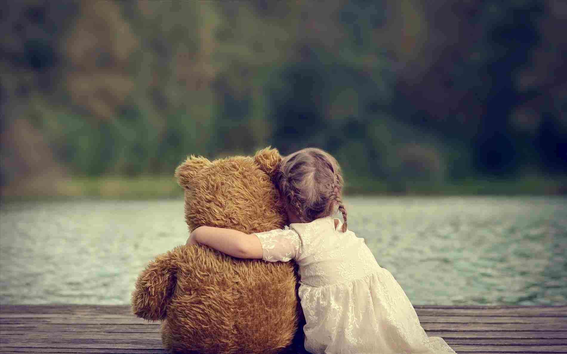 Girl And Teddy Bear - HD Wallpaper 