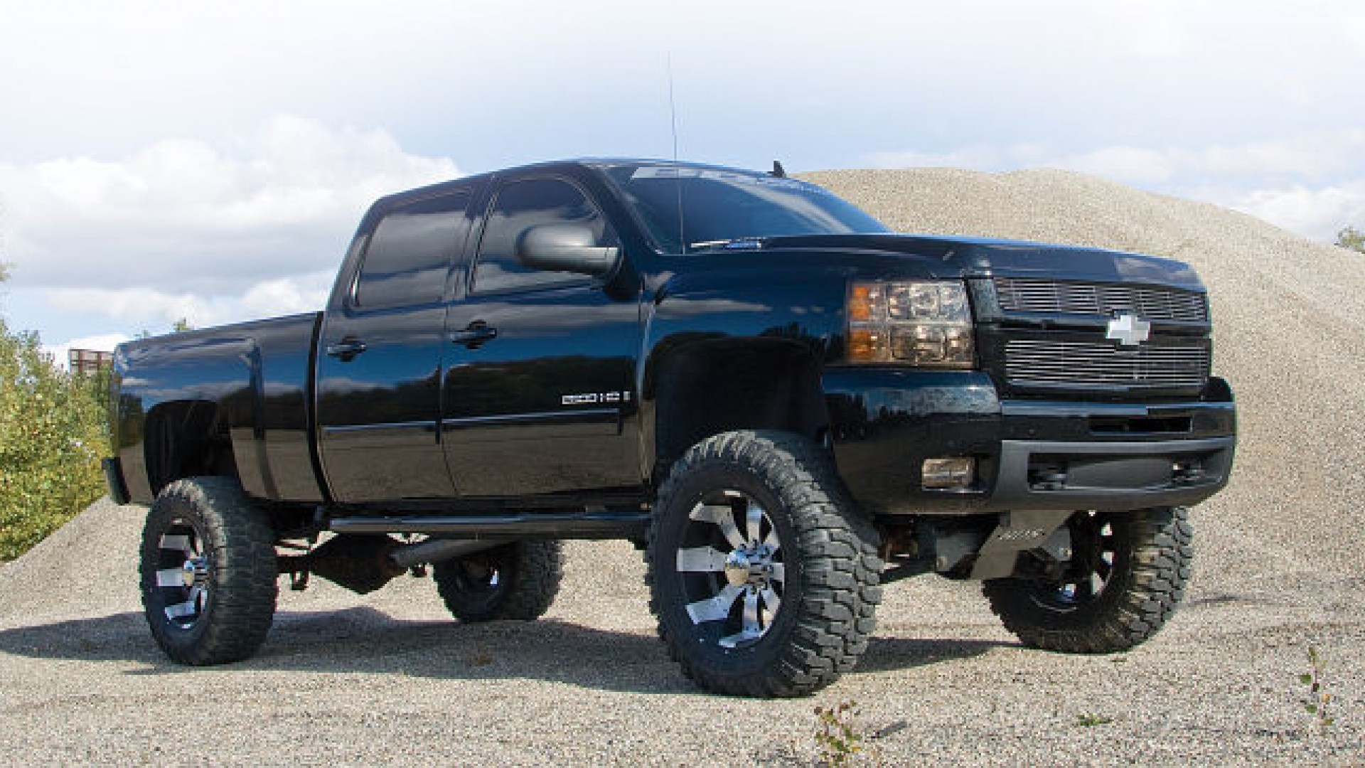Chevy Truck Lifted Wallpaper Lifted Dodge Truck Wallpaper - 2009 Chevy 2500hd 4 Lift Kit - HD Wallpaper 