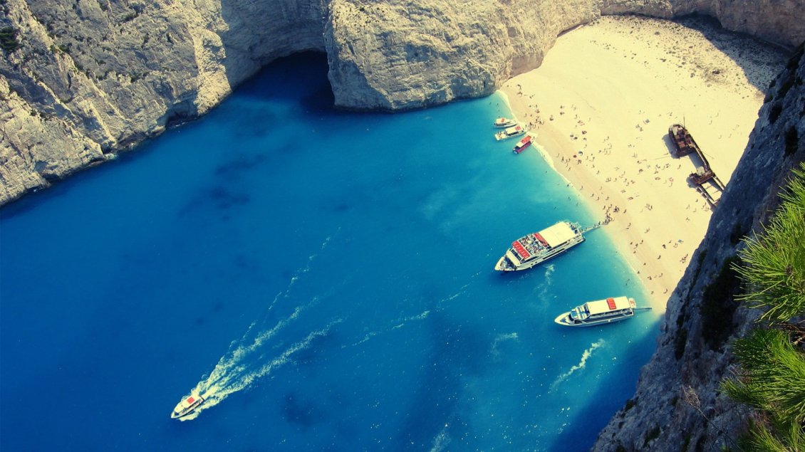 Download Wallpaper Boats At A Famous Beach In Greece - Santorini Beach - HD Wallpaper 