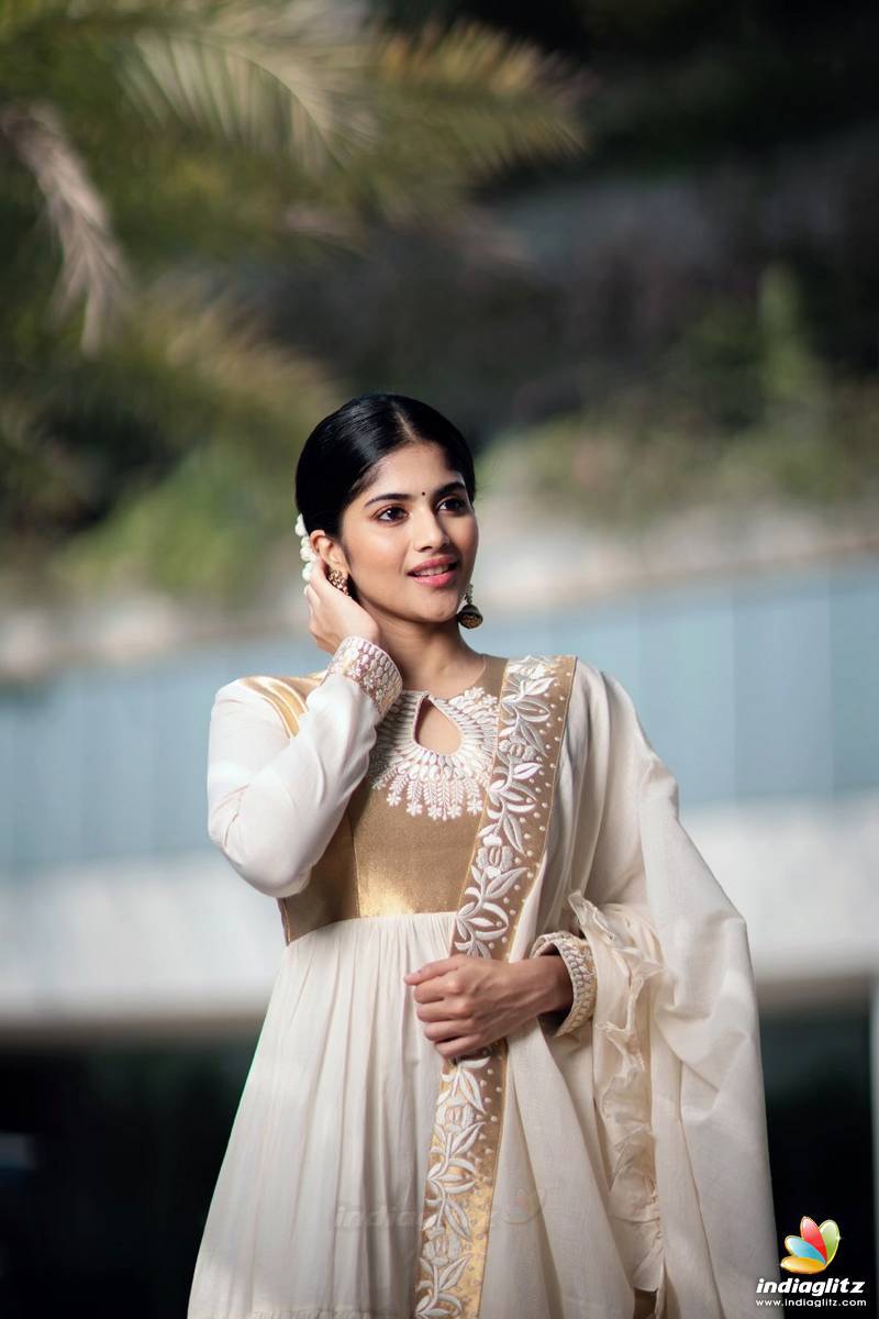 Megha Akash - HD Wallpaper 