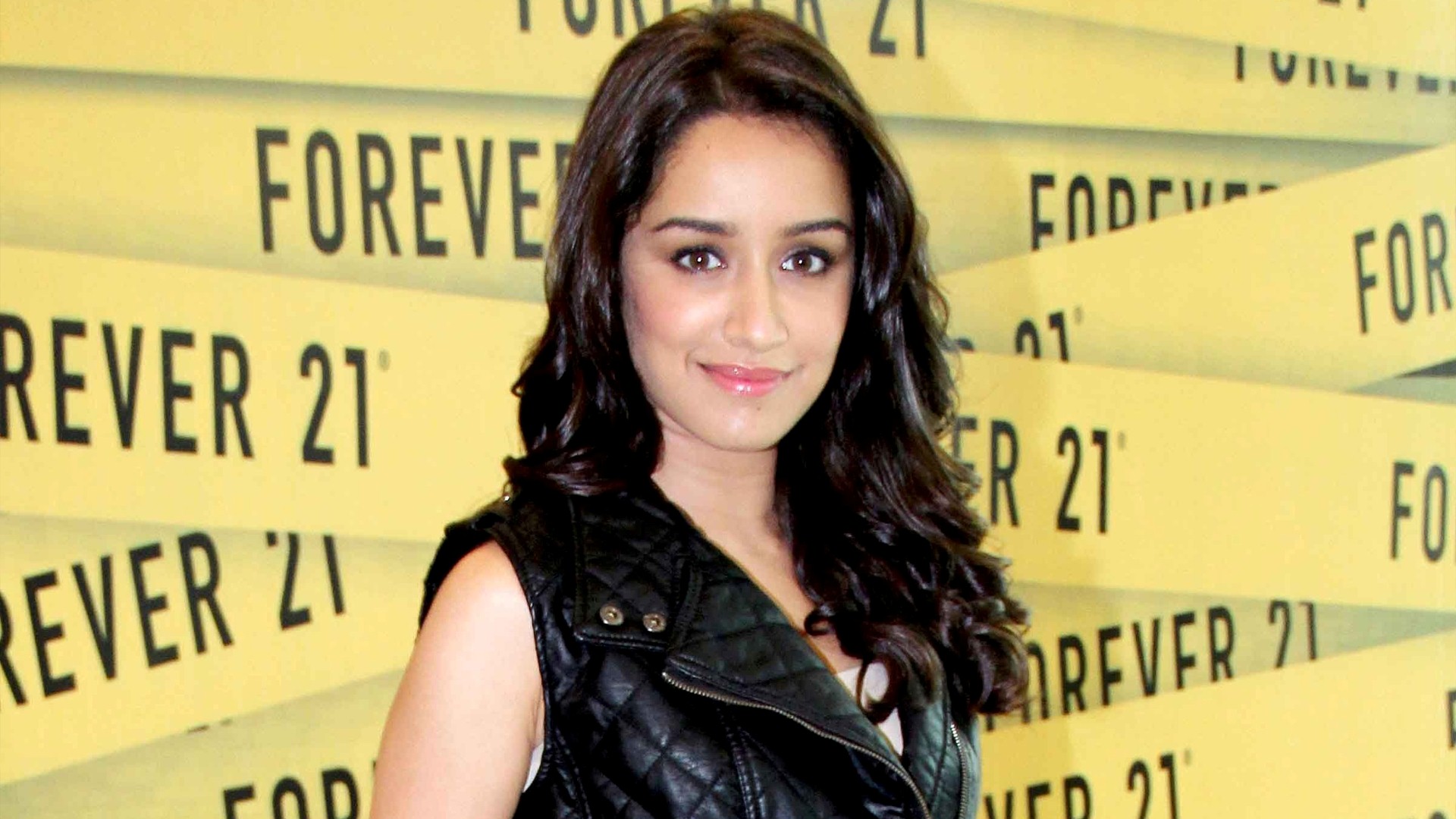 Hindi Film Heroine Shraddha Kapoor Wallpaper - Shradha Kapoor In Short - HD Wallpaper 