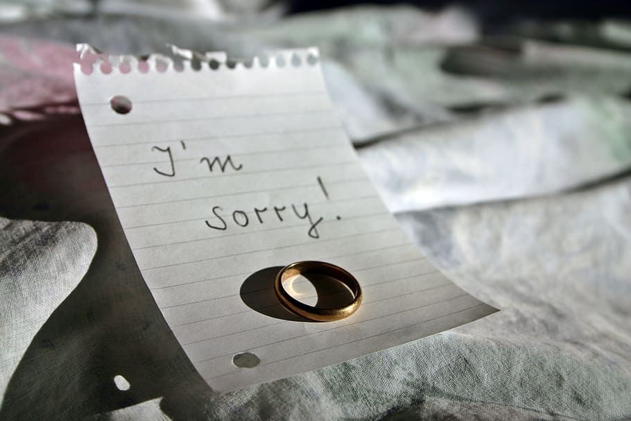 Gold Ring On White Ruled Paper With I M Sorry Text, - Relationship Over - HD Wallpaper 