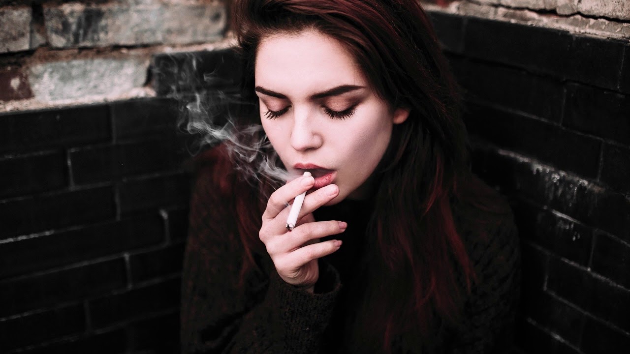 Girl With Makeup Smoking - HD Wallpaper 