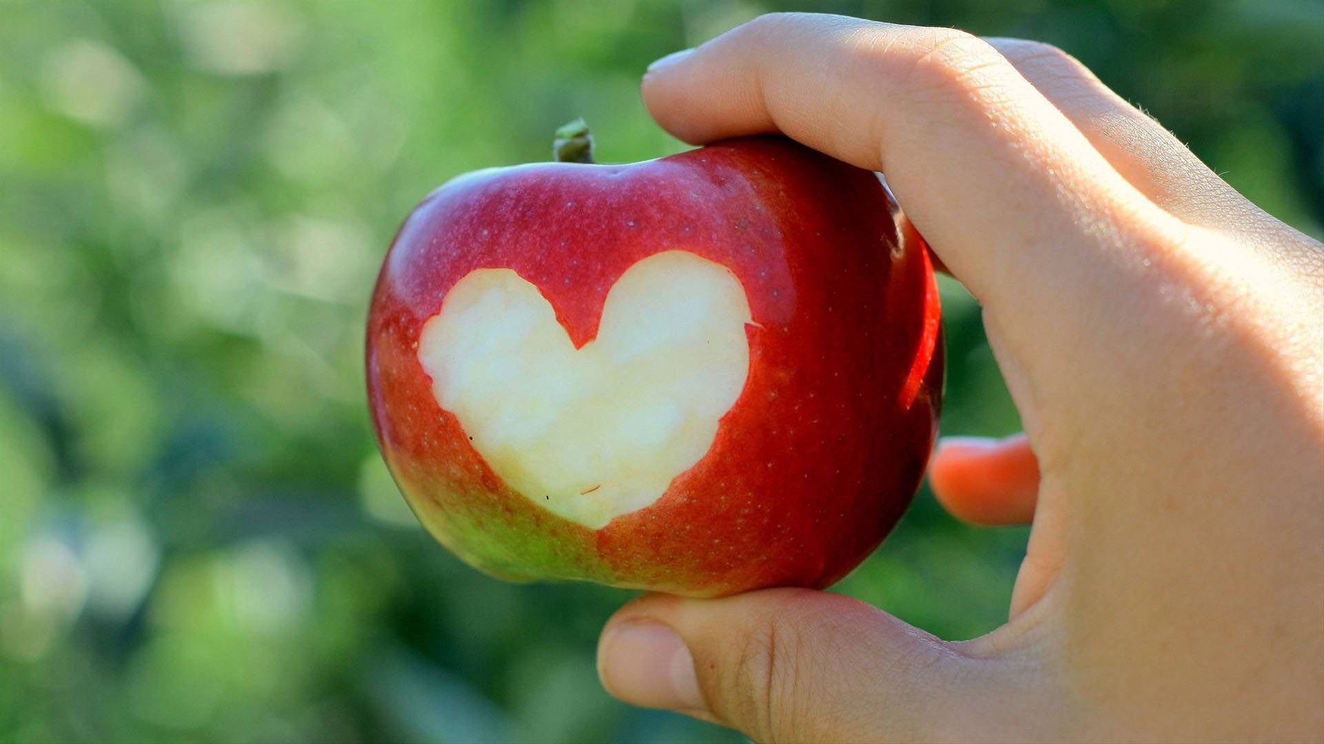 Amazing Love On The Apple Fruit Wallpaper Background - Heart Profile Pic For Whatsapp - HD Wallpaper 