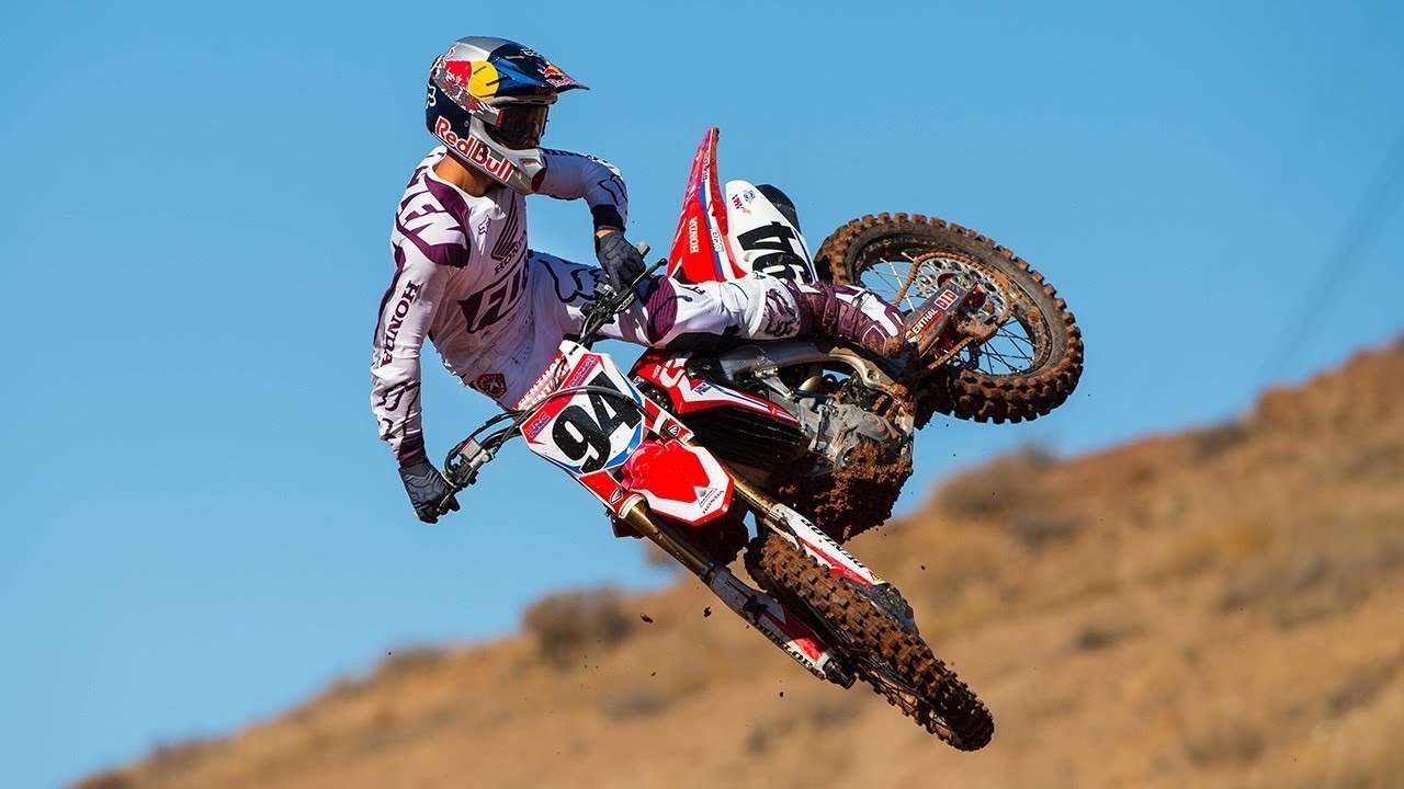 Dirt Bike Doing A Whip - HD Wallpaper 
