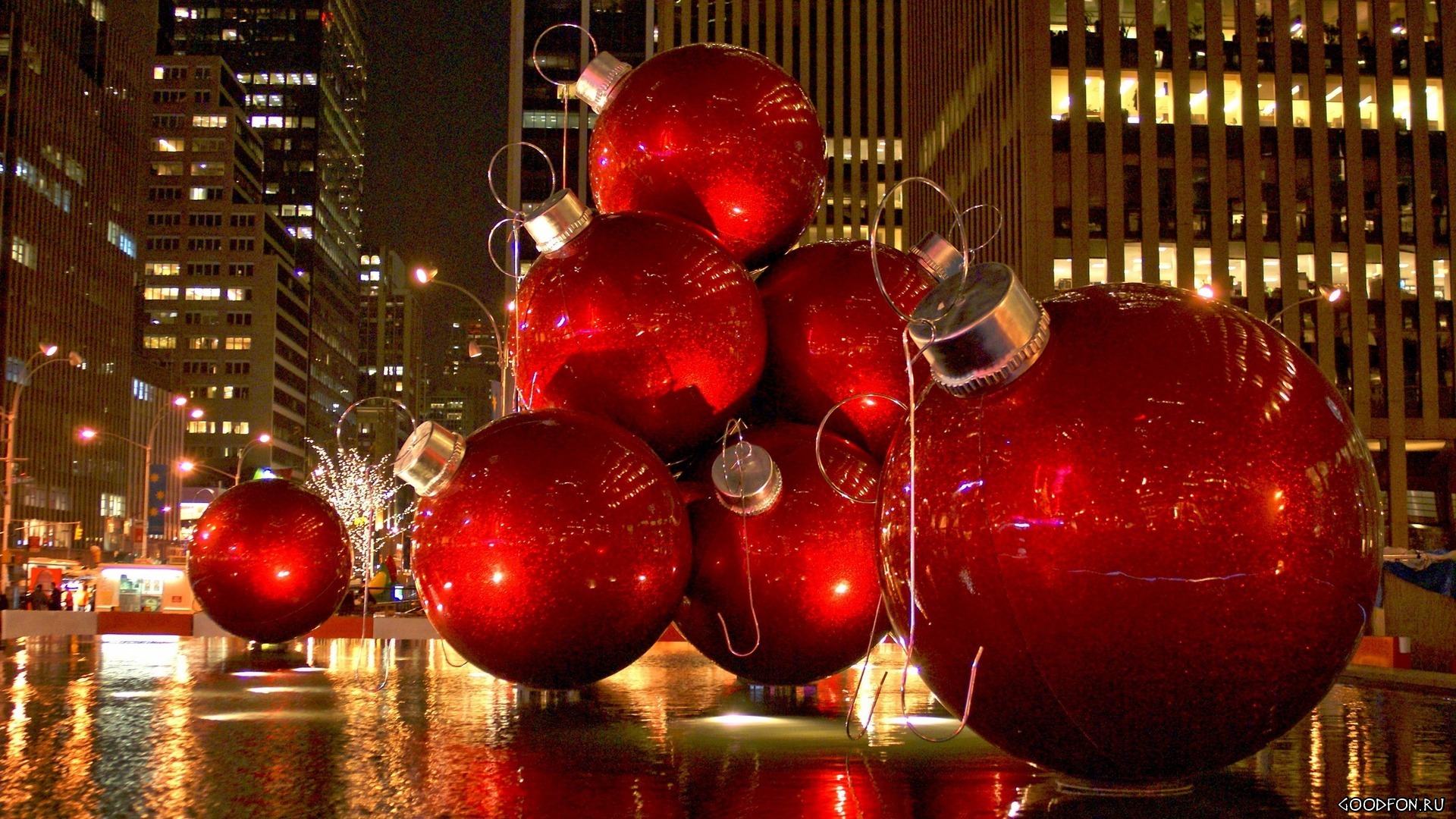 Huge Christmas Balls Hd Wallpaper - New York New Year Decoration - HD Wallpaper 