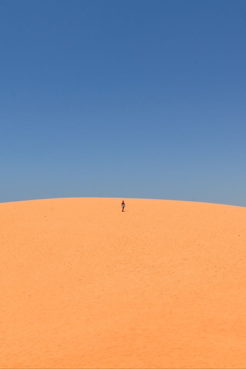 Wallpaper Desert, Sand, Man, Hill, Sky, Clean - Clean Wallpapers Iphone - HD Wallpaper 