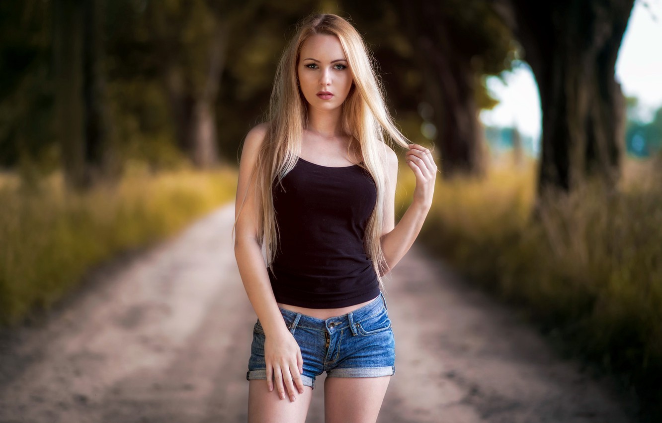 Photo Wallpaper Girl, Shorts, Long Hair, Legs, Trees, - Oliwia Maciąg - HD Wallpaper 