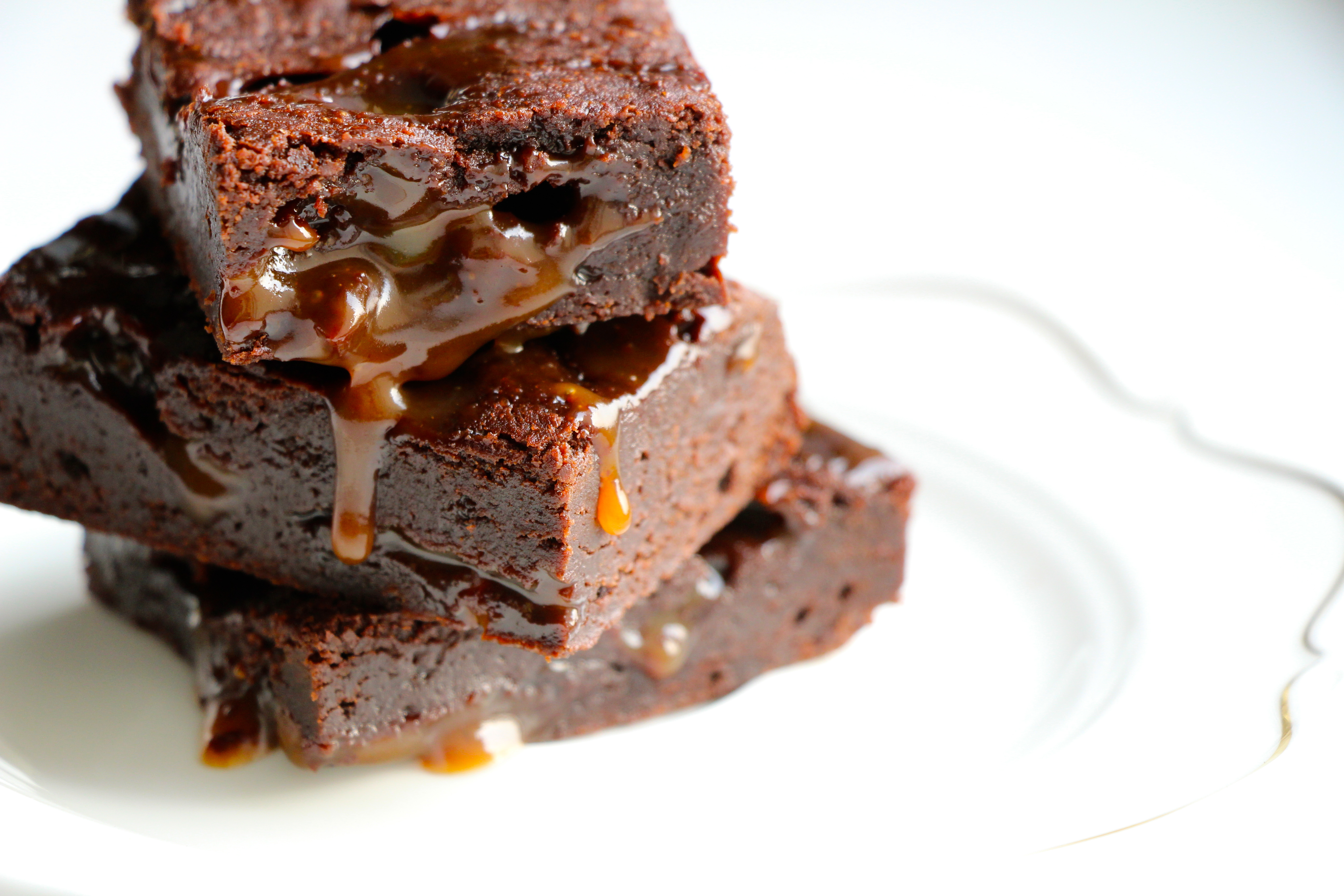 Chocolate Fudge Brownie With Caramel - HD Wallpaper 
