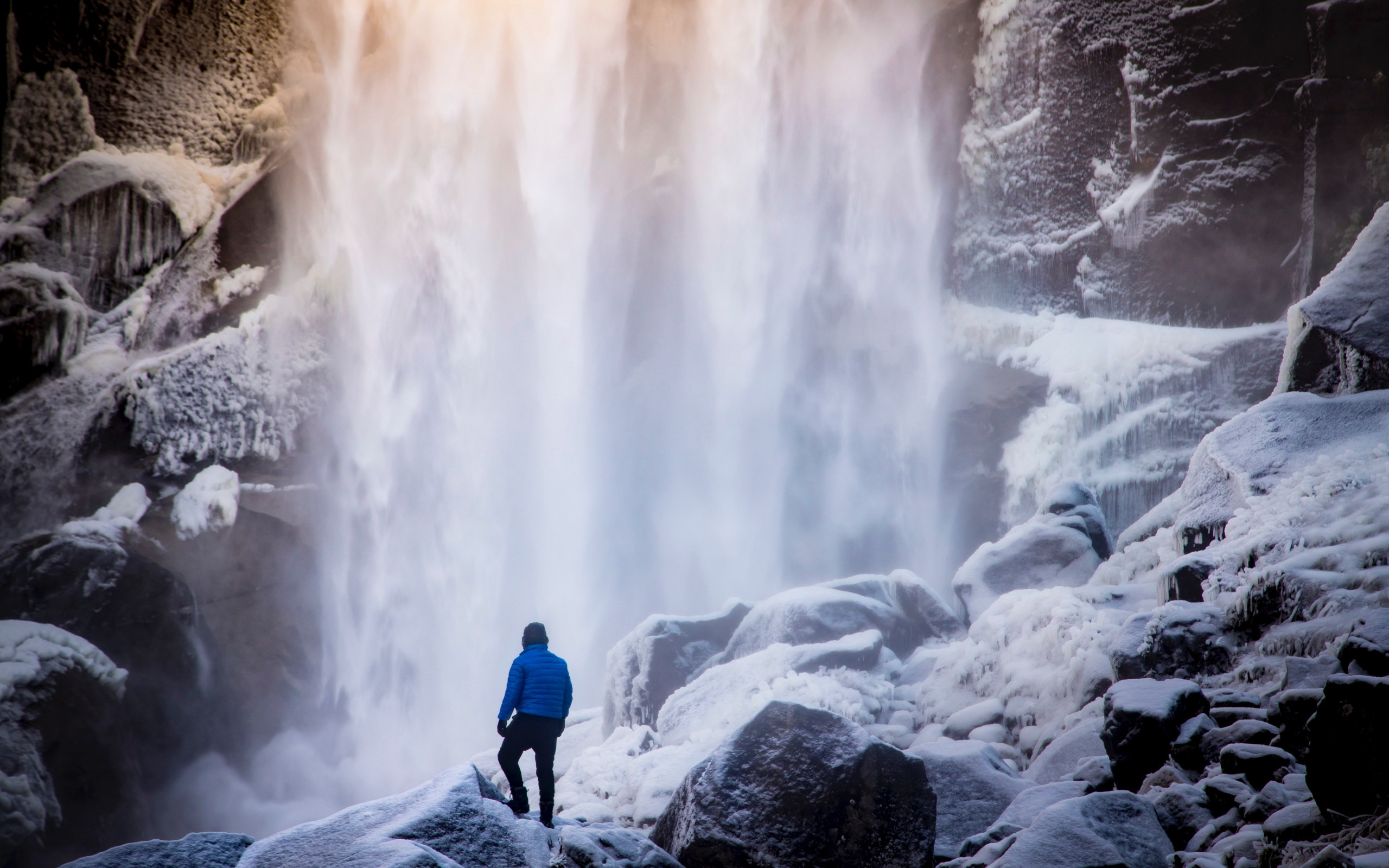 Frozen Waterfall In Yosemite Valley Wallpaper - Waterfall - HD Wallpaper 