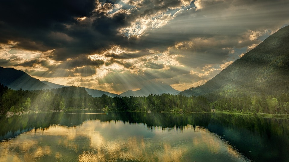 Pemandangan Alam Danau Dan Bias Cahaya Matahari Keren - Cloud And Water Reflection - HD Wallpaper 