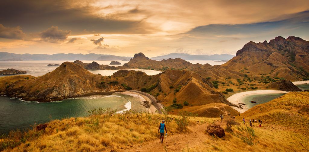 7 Surga Alam Indonesia Yang Lebih Indah Dari Maldives, - Trekking Komodo - HD Wallpaper 