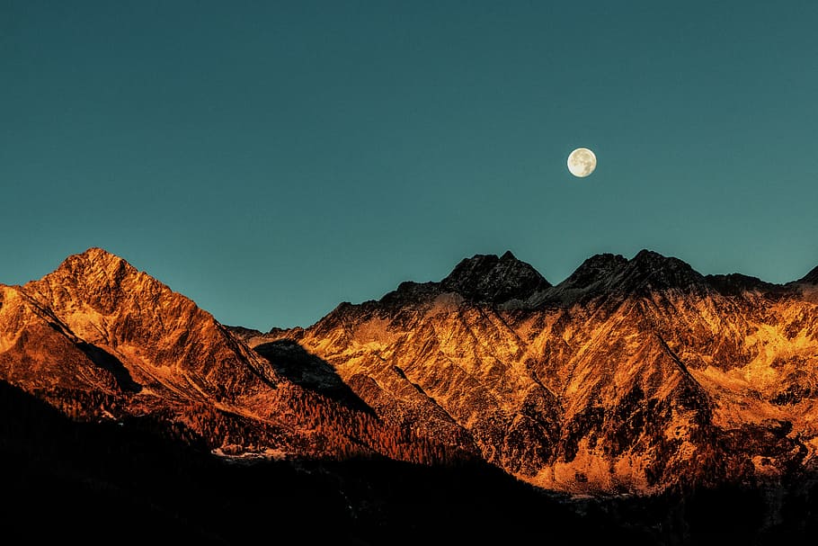 Aesthetic Mountain With Moon - HD Wallpaper 