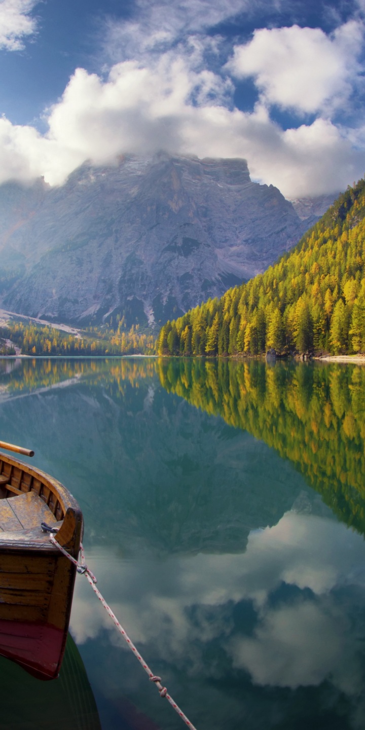 Boat Water Mountain - Pragser Wildsee - HD Wallpaper 