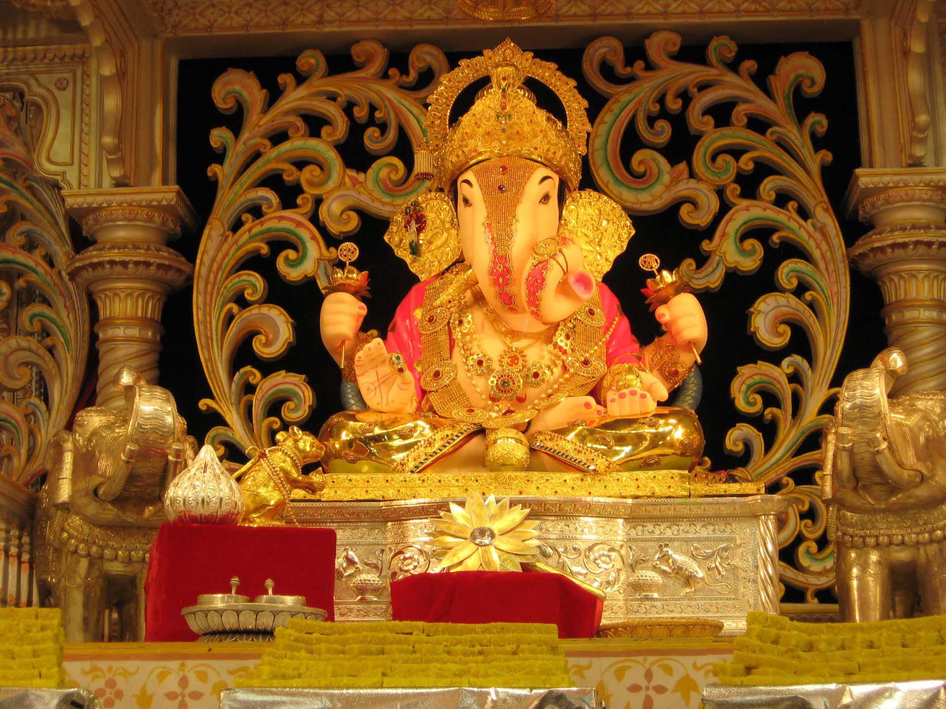 Lovely Decoration Of God Siddhivinayak - Dagadusheth Halwai Ganapati Temple - HD Wallpaper 