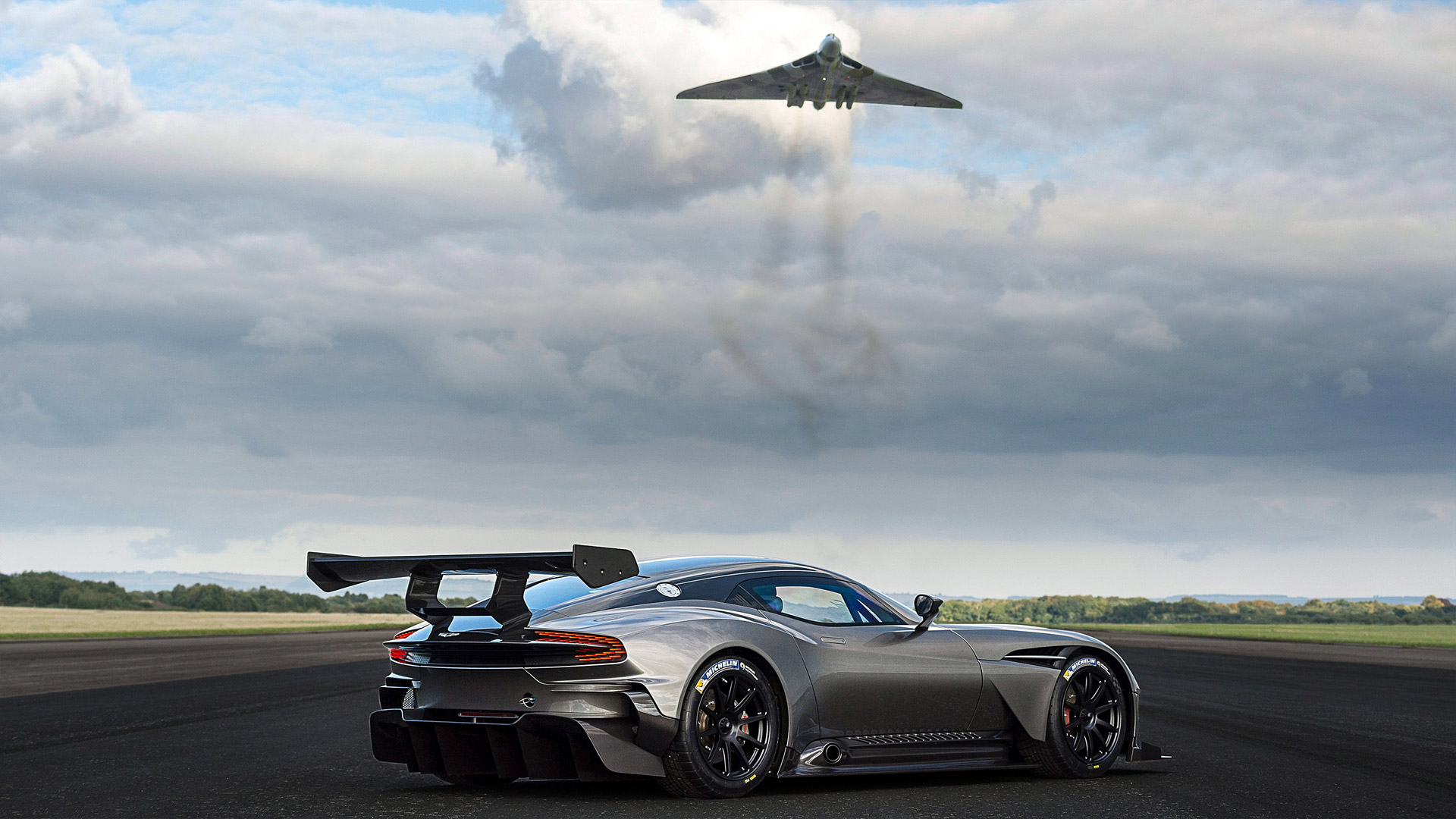 Aston Martin Vulcan Bomber - HD Wallpaper 