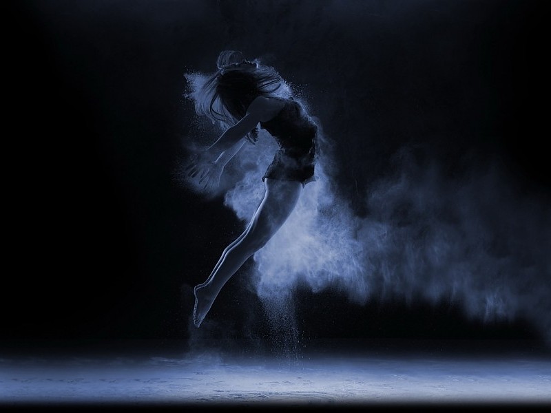 Dancing Girl In Dark High Resolution Image Wallpaper - It's Rather Easy To  Shine In The Light - 800x600 Wallpaper 