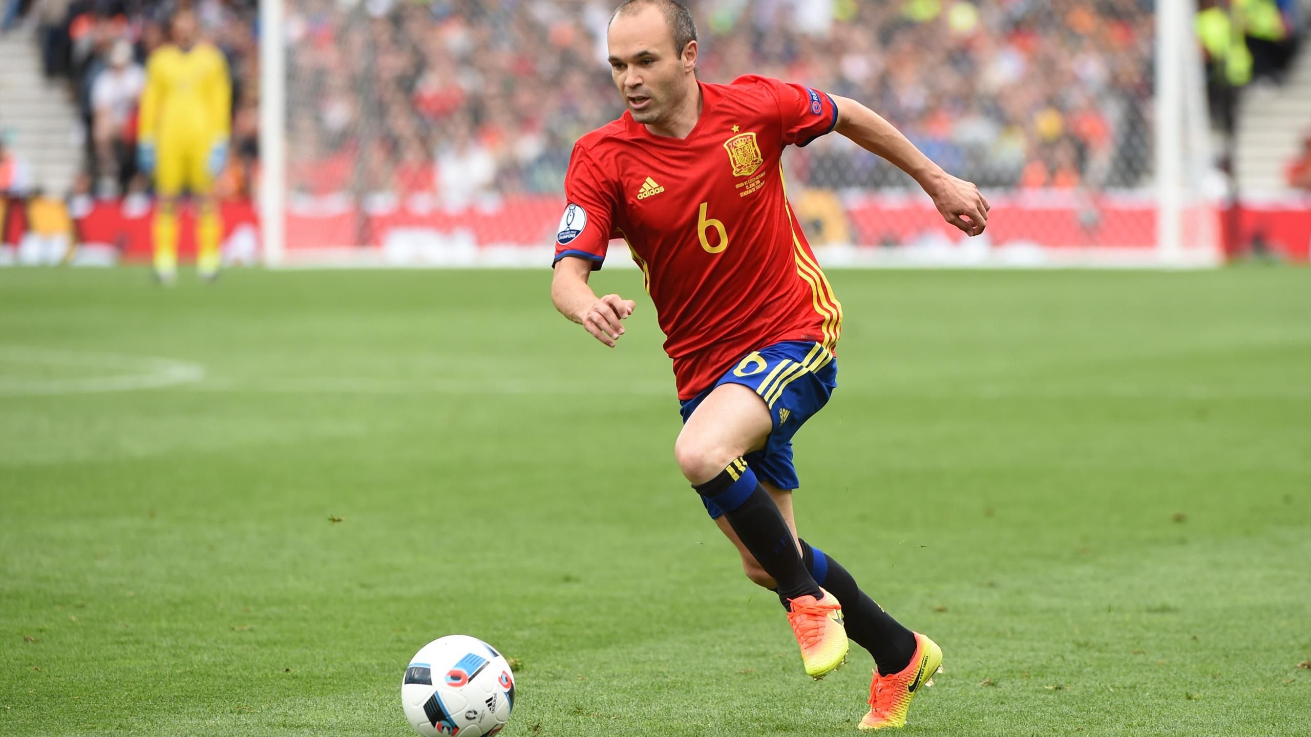 Andres Iniesta Wallpaper - Iniesta Spain - HD Wallpaper 