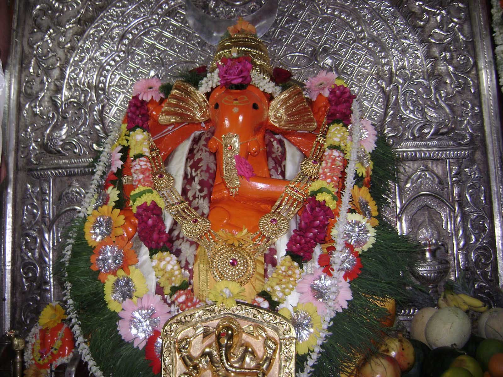 Pretty Decoration Of Siddhivinayak Ganpati Statue - Titwala Ganpati Mandir - HD Wallpaper 