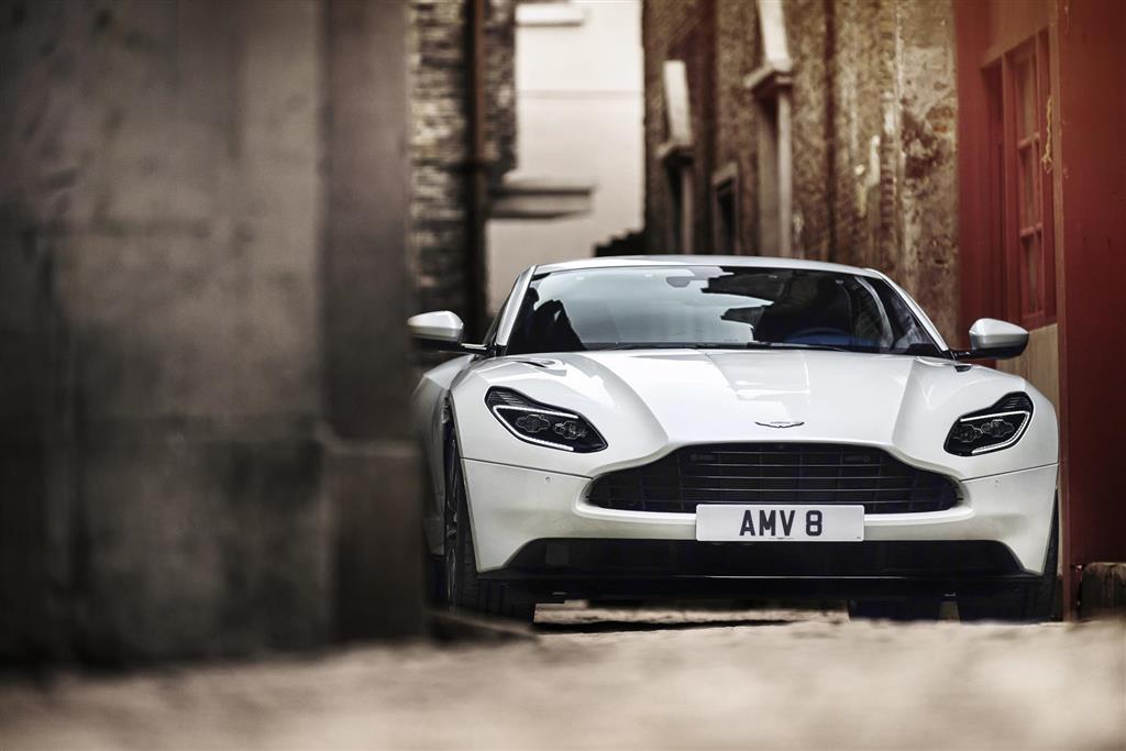 Aston Martin Db11 - HD Wallpaper 