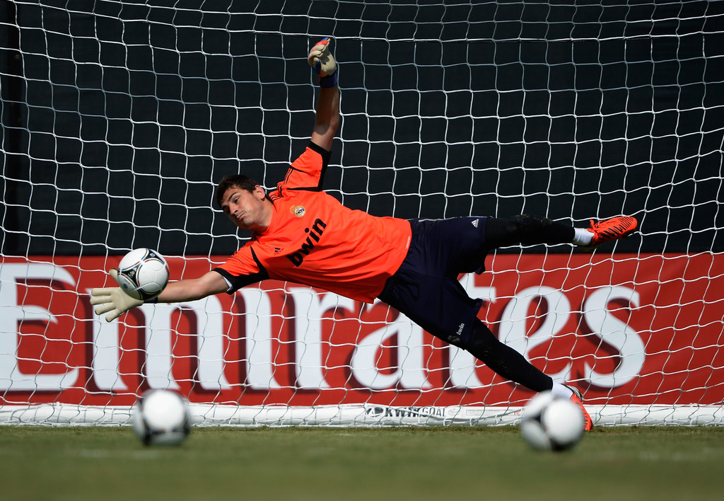 Real Madrid Training Session 
id Currentpic 
src Http - Iker Casillas Parade - HD Wallpaper 