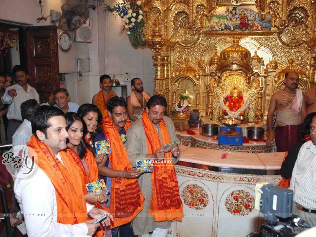 Ajay Devgn,sanjay Dutt,bipasha Basu,mugdha Godse And - Siddhivinayak Temple Mumbai - HD Wallpaper 
